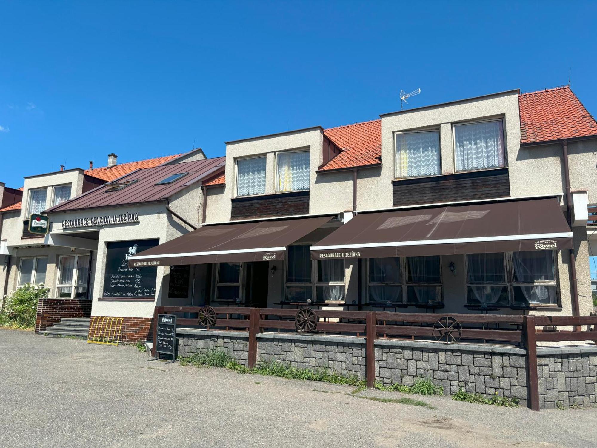 Restaurace A Penzion U Jezirka Hotel Hrimezdice Exterior photo